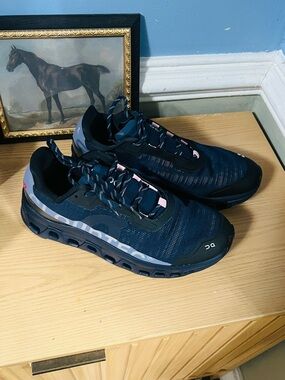 On Running Men’s Navy & Light Pink Cloud Sneakers Mens size 10
